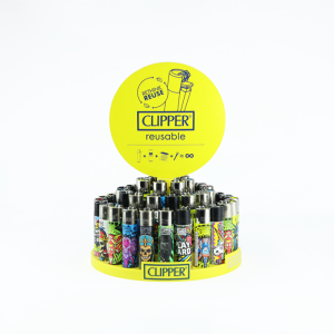 Display con 48 encendedores Clipper reutilizables, con diseños surtidos de edición artística. Recargables, sostenibles y coleccionables.