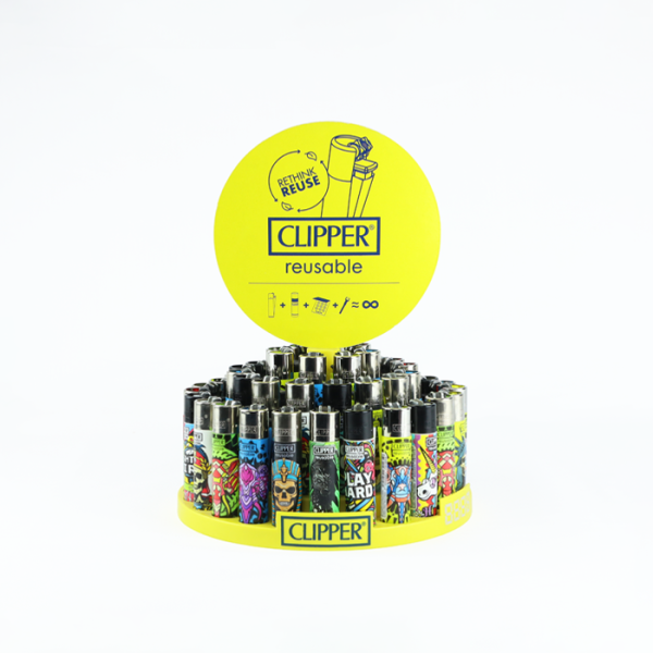 Display con 48 encendedores Clipper reutilizables, con diseños surtidos de edición artística. Recargables, sostenibles y coleccionables.